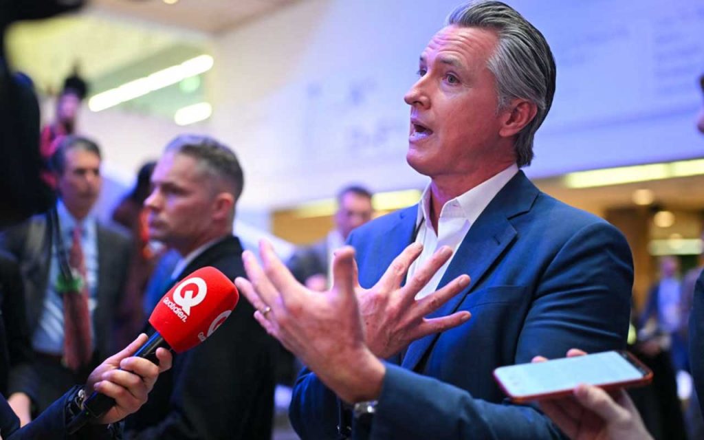 „Hätte Knieschoner mitbringen sollen“: Newsom rechnet in Davos mit Europas Trump-Politik ab