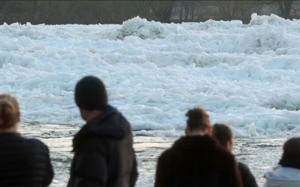 Eisiges Spektakel bei Hamburg: Sturmflut türmt meterhohe Eisberge an der Elbe auf