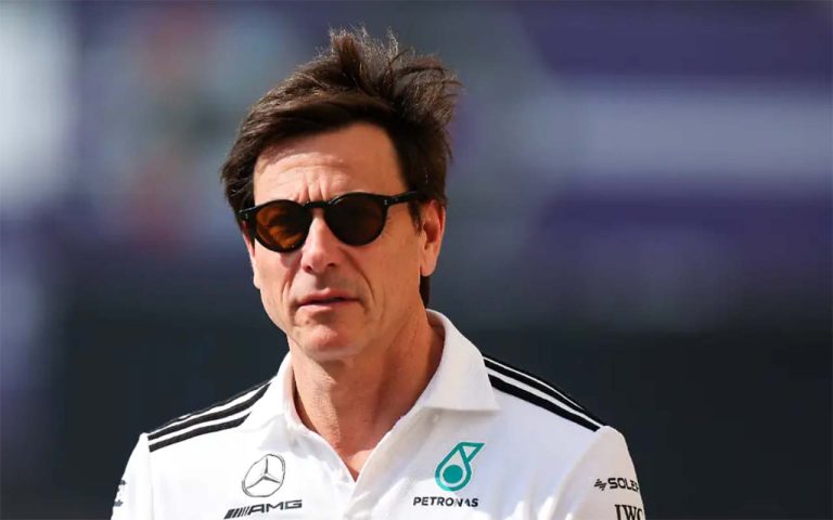 Grenzgang am Limit: Der Mercedes-Motorentrick und die juristische Grauzone der Formel 1 Toto Wolff macht den Mercedes-Kritikern eine klare Ansage. (Foto: IMAGO/DeFodi Images)