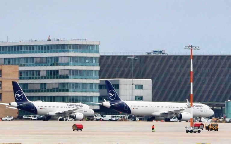 Räumung des Sicherheitsbereichs am Flughafen Stuttgart: Polizeieinsatz stört Flugbetrieb und wirft juristische Fragen auf Räumung des Sicherheitsbereichs am Flughafen Stuttgart: Polizeieinsatz stört Flugbetrieb und wirft juristische Fragen auf