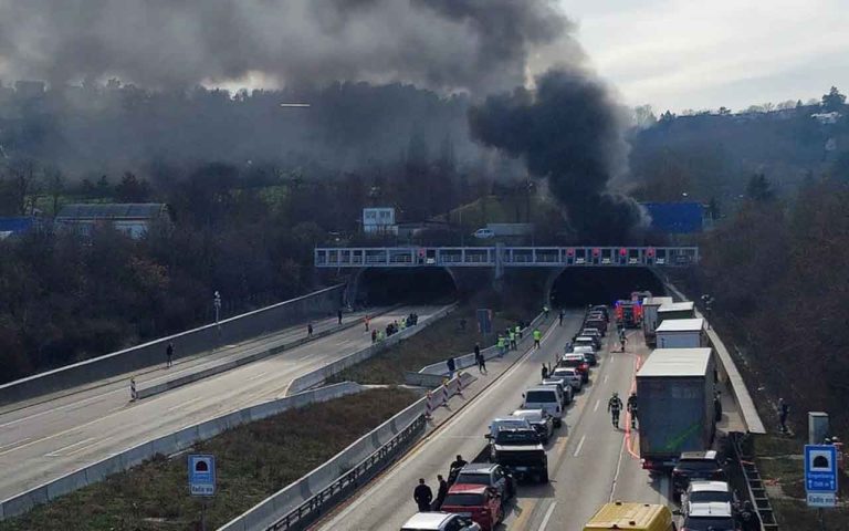 Großbrand im A81-Engelbergtunnel: Verkehrschaos, Millionenschäden und die komplexe Frage der Haftung Großbrand im A81-Engelbergtunnel: Verkehrschaos, Millionenschäden und die komplexe Frage der Haftung