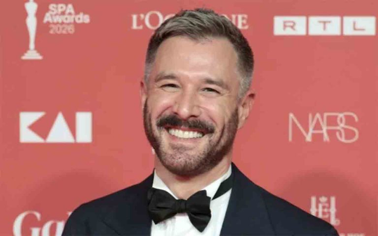 Neuanfang im Rampenlicht: Jochen Schropp über Frühlingsgefühle, frustrierende Dates und das Leben nach dem Ehe-Aus Neuanfang im Rampenlicht: Jochen Schropp über Frühlingsgefühle, frustrierende Dates und das Leben nach dem Ehe-Aus