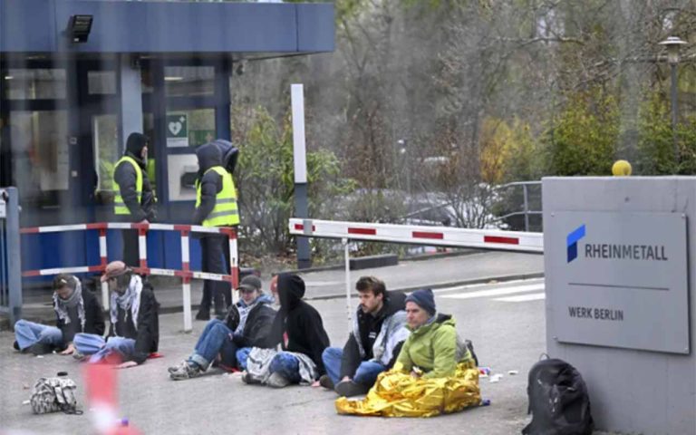 Eskalation der Protestkultur: Aktivisten blockieren Rheinmetall-Werk in Berlin-Wedding Eskalation der Protestkultur: Aktivisten blockieren Rheinmetall-Werk in Berlin-Wedding