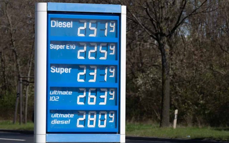 Diskrepanz an der Zapfsäule: Warum der Ölpreis fällt, aber der Sprit teuer bleibt Diskrepanz an der Zapfsäule: Warum der Ölpreis fällt, aber der Sprit teuer bleibt