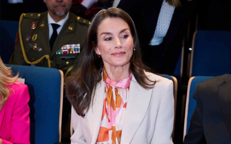 Grau statt Färben: Wie das bewusste Statement einer Königin gesellschaftliche und wirtschaftliche Normen bricht