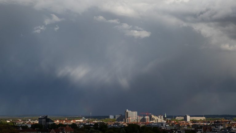 Unwetter in Bayern: DWD warnt vor Gewittern, Hagel und Sturmböen in mehreren Regionen Der DWD warnt in Bayern vor schweren Gewittern, Hagel und Sturmböen. Mehr als 100 Einsätze und zahlreiche Schäden wurden bereits gemeldet