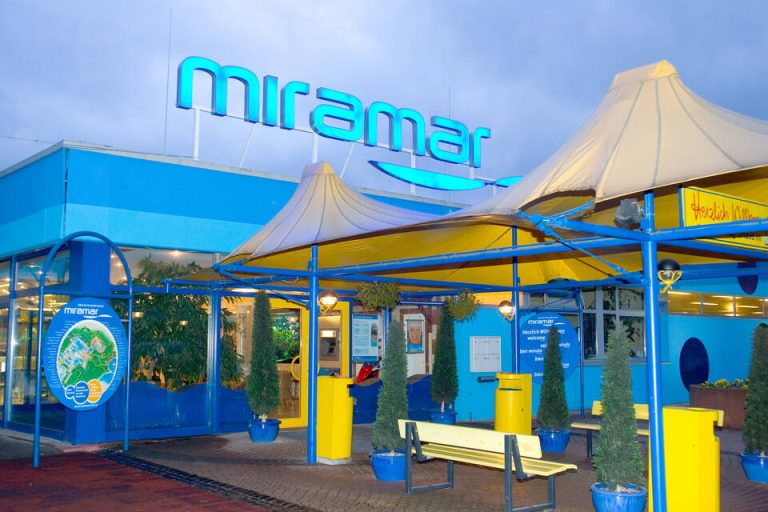Tödlicher Unfall im Miramar: Verletzter nach Rutschenkollision verstorben Im Freizeitbad Miramar ist ein 25-Jähriger nach einer Kollision mehrerer Personen auf einer Wasserrutsche gestorben. Die Umstände werden untersucht