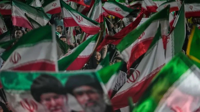 Im Iran verschärft sich der Streit um die Verhandlungen mit den USA. Konservative Kräfte lehnen ein Abkommen ab, während die Gespräche weiterlaufen.