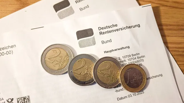 Rentner in Ostdeutschland erhalten deutlich geringere Einkommen als im Westen Rentner in Ostdeutschland verfügen über deutlich geringere Einkommen als Senioren im Westen. Die Differenz beträgt mehrere Tausend Euro pro Jahr.