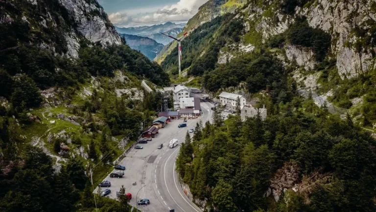 Plöckenpass zwischen Österreich und Italien könnte wegen neuer Felssturzgefahr dauerhaft geschlossen werden Der Plöckenpass zwischen Österreich und Italien wurde nach Bauarbeiten wieder geöffnet. Neue Felsstürze könnten jedoch eine dauerhafte Schließung verursachen.