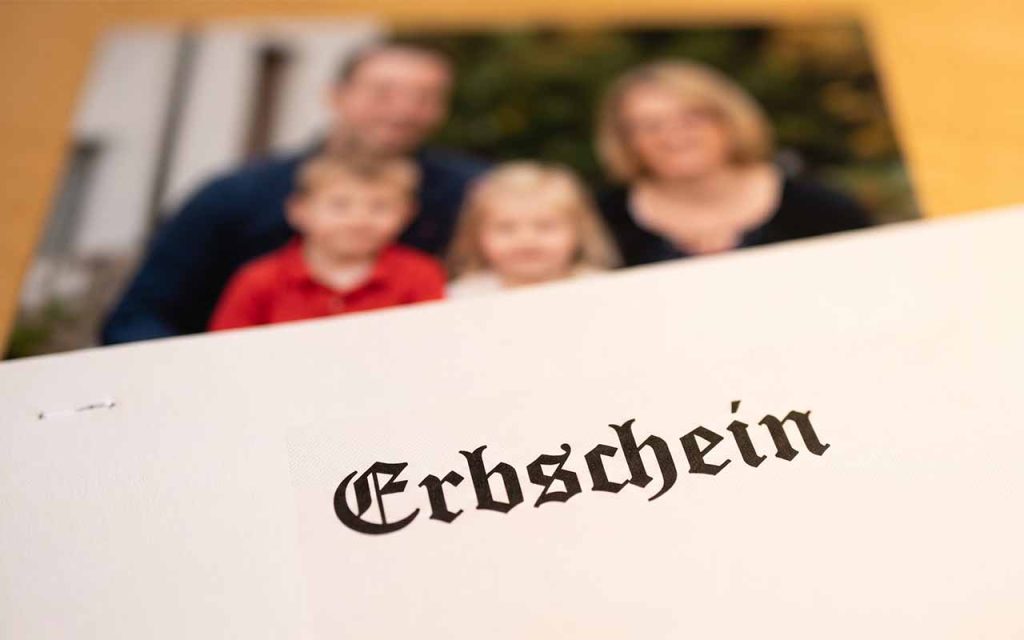 Was passiert mit dem Girokonto nach dem Tod — und wie kommen Erben ans Geld?