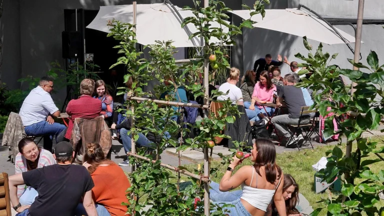 Das Festival „Kommse Ücken?!“ findet am 13. Juni in Gelsenkirchen statt. Geplant sind Konzerte, Ausstellungen, DJ-Sets, Performances und Straßenpartys