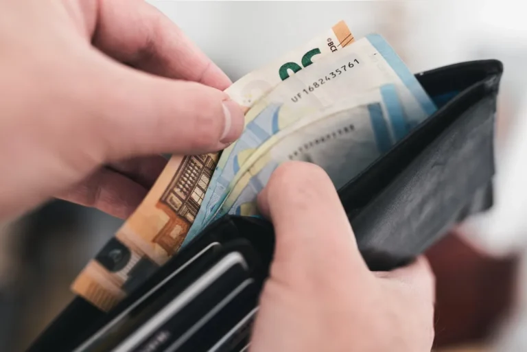 Neues Verbot für Neobroker: Was Anleger ab dem 1. Juli erwartet Ab dem 1. Juli 2026 gilt in Deutschland das PFOF-Verbot. Neobroker erklären, ob sich Gebühren, ETF-Sparpläne und Handelskosten ändern.