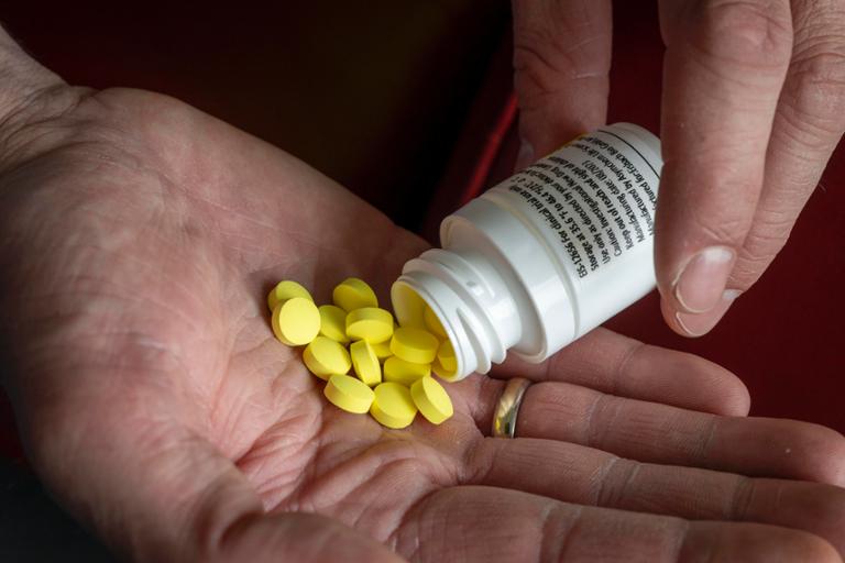 Beliebtes Gelenkpräparat unter Verdacht: Studie entdeckt Zusammenhang mit Demenz Eine neue US-Studie zeigt einen möglichen Zusammenhang zwischen der Einnahme von Glucosamin und einem erhöhten Risiko für Demenz und Alzheimer.