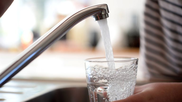 Vier Kommunen in NRW verbieten Gartenbewässerung wegen Belastung der Wasserversorgung Vier Kommunen in Nordrhein-Westfalen verbieten Gartenbewässerung, Poolfüllungen und Autowäsche mit Trinkwasser wegen sinkender Wasserreserven.