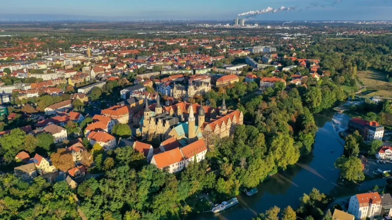 Landratswahl 2026 im Saalekreis: Wer kandidiert für die Führung des Landkreises? Im Saalekreis wird ein neuer Landrat gewählt. Vier Kandidaten treten mit unterschiedlichen Vorstellungen zur Zukunft des Landkreises an.