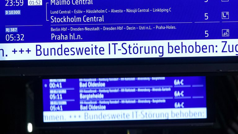 Nach einer bundesweiten Störung des GSM-R-Funksystems hat die Deutsche Bahn den Zugverkehr wieder aufgenommen. Die Bundesregierung fordert eine lückenlose Aufklärung.