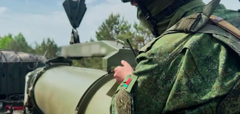 Russland erklärt die Bereitschaft zum Einsatz von Atomwaffen gemeinsam mit Belarus. In der Region Charkiw gibt es Tote nach neuen Angriffen, Selenskyj führte Gespräche mit US-Vertretern.