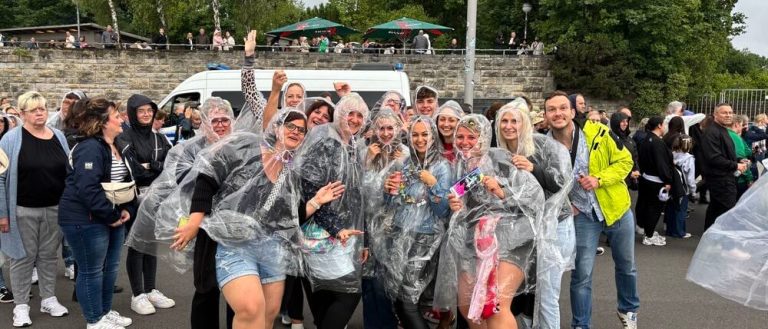Helene Fischer begeistert Tausende Fans in Berlin: Regen, Emotionen und große Vorfreude auf die Show Trotz Regens strömten Tausende Fans zum Konzert von Helene Fischer ins Berliner Olympiastadion. Viele Besucher verbanden ihre Songs mit persönlichen Erinnerungen.