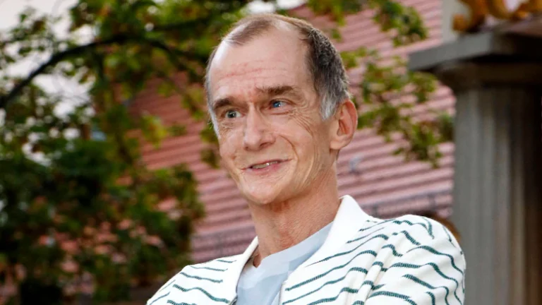 „Lindenstraße“-Star Georg Uecker spricht offen über sein Leben mit HIV, seine Krebserkrankung und seine Rückkehr in die Öffentlichkeit.