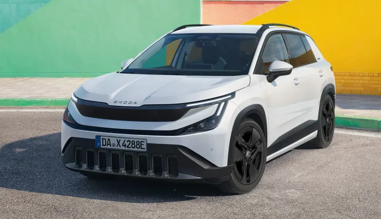 Škoda startet die Serienproduktion des Elektro-Crossovers Epiq in Spanien. Das neue Modell bietet bis zu 440 km Reichweite und kostet ab 25.900 Euro.