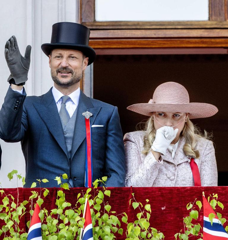 Prinz Haakon zeigt sich nach Mette-Marits Operation erstmals wieder in der Öffentlichkeit Prinz Haakon ist nach der Operation von Mette-Marit erstmals wieder öffentlich aufgetreten. Der norwegische Kronprinz verbrachte einen Abend mit Freunden in Oslo.