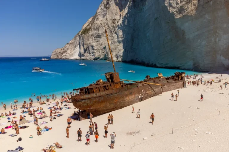 Beliebte Sehenswürdigkeit auf Zakynthos bleibt 2026 für Touristen geschlossen Der berühmte Navagio-Strand auf Zakynthos bleibt 2026 wegen Steinschlag- und Erdrutschgefahr geschlossen. Zugang, Baden und Anlegen von Booten sind verboten