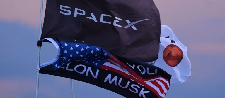 Das SpaceX-IPO mit einer Bewertung von 1,8 Billionen US-Dollar sorgt für Begeisterung unter Anlegern. Experten warnen vor Risiken einer überhöhten Bewertung.