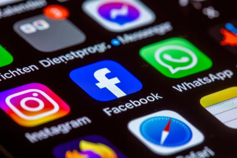 WhatsApp, Facebook und Instagram von großflächigen Störungen betroffen Ein großflächiger Ausfall bei WhatsApp, Facebook und Instagram hat Nutzer in mehreren Ländern betroffen. Meta bestätigte die Störung und arbeitet an der Behebung des Problems.