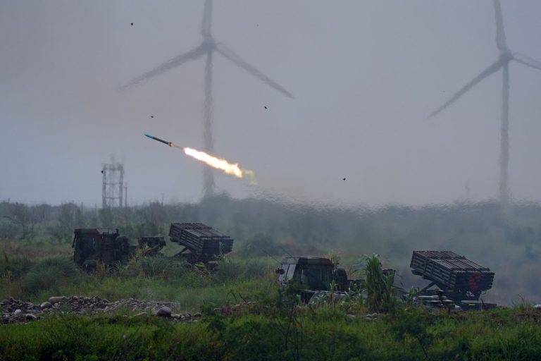 Taiwan hat erstmals HIMARS-Raketensysteme an der Westküste in Richtung Festlandchina eingesetzt. Die Übung simulierte die Abwehr einer möglichen Landungsoperation.