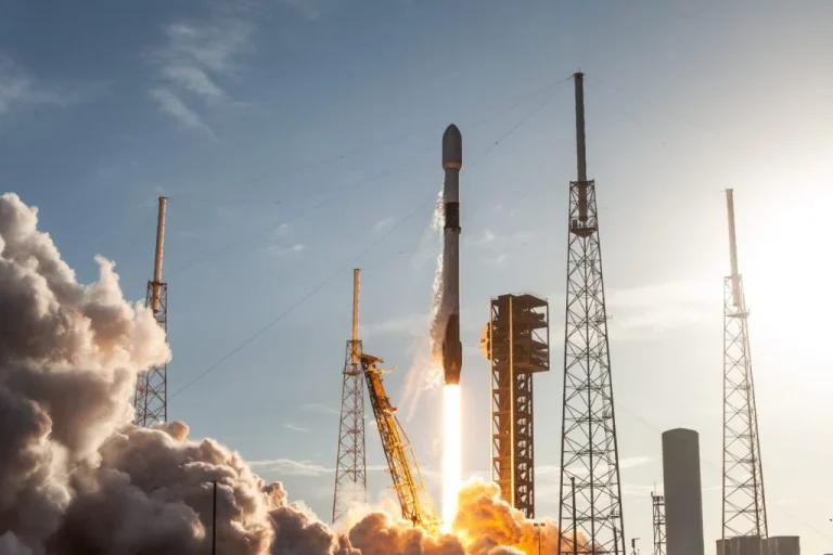 SpaceX steigert nach dem Rekord-IPO seine Marktkapitalisierung rasant. Das Unternehmen von Elon Musk könnte 2,8 Billionen Dollar erreichen und Amazon überholen.