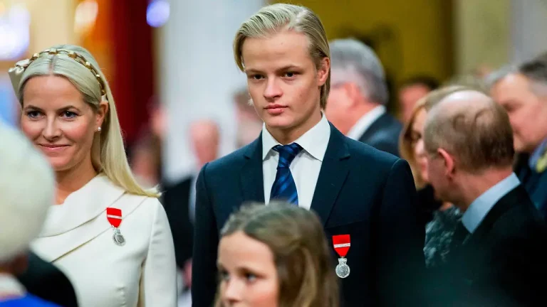 Trotz Gerichtsentscheidung: Mette-Marits Sohn soll heimlich ins Krankenhaus gebracht worden sein Norwegische Medien berichten, dass Marius Borg Høiby trotz Untersuchungshaft mehrfach heimlich zu seiner Mutter Mette-Marit ins Krankenhaus gebracht wurde.