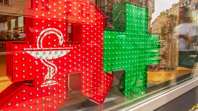 Ab dem 1. Juli bieten Apotheken in Deutschland Videosprechstunden mit Ärzten an Ab dem 1. Juli bieten Apotheken in Deutschland Videosprechstunden mit Ärzten an. Der neue Telemedizin-Service steht gesetzlich und privat Versicherten offen.