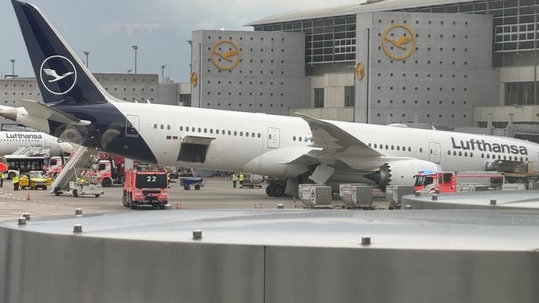 Eine Boeing 787 von Lufthansa wurde am Flughafen Frankfurt nach einem Fahrwerksbruch schwer beschädigt. Mehrere Mitarbeiter wurden verletzt.