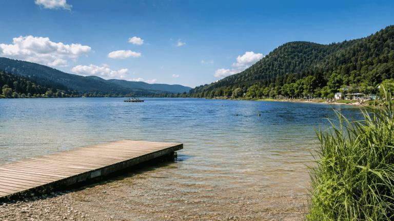 Badeseen Freiburg 2026: Die schönsten Seen im Schwarzwald Die schönsten Badeseen rund um Freiburg 2026: Titisee, Schluchsee, Tunisee, Flückigersee und weitere Seen mit Infos zu Wasserqualität, Stränden, Parkplätzen und Freizeitangeboten.