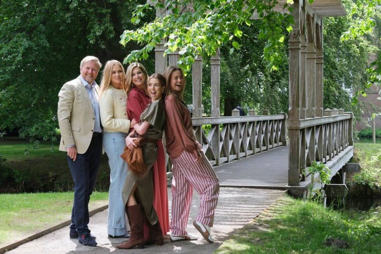 Die niederländische Königsfamilie hat zum 21. Geburtstag von Prinzessin Alexia ein neues offizielles Foto veröffentlicht. Fans gratulieren begeistert auf Instagram.