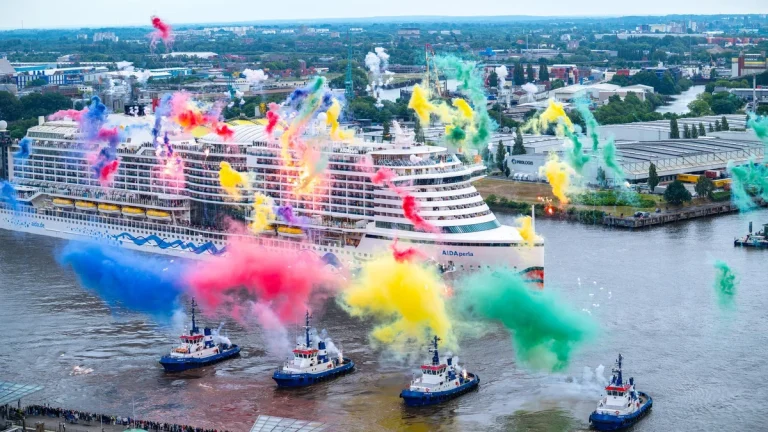 AIDAperla verpasst Hafenstopp in Zeebrügge: Tausende Urlauber bleiben an Bord Die AIDAperla konnte den belgischen Hafen Zeebrügge wegen ungünstiger Wetterbedingungen nicht anlaufen. Tausende Passagiere mussten auf den Landgang verzichten.