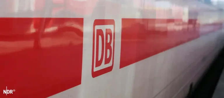 Züge zwischen Hamburg und Hannover fahren wieder nach Sturm Nach einem Sturm ist der Bahnverkehr zwischen Hamburg und Hannover wieder angelaufen. Reisende müssen dennoch mit Verspätungen rechnen.