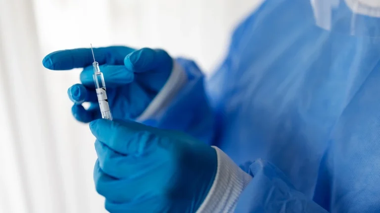 Eine neue Studie zeigt: Die HPV-Impfung in England steht mit einem deutlichen Rückgang der Sterblichkeit durch Gebärmutterhalskrebs in Verbindung.