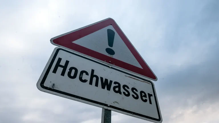 Hochwasserwarnung am Dörsbach: Einwohner erhielten Notfallmeldungen Am Dörsbach gilt eine Hochwasserwarnung. Einwohner erhielten Notfallmeldungen, mehrere Veranstaltungen wurden wegen Überschwemmungsgefahr abgesagt.