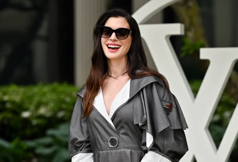 Anne Hathaway erwartet ihr drittes Kind. Die Oscar-Preisträgerin bestätigte ihre Schwangerschaft mit einem Instagram-Video und freut sich auf Familienzuwachs.