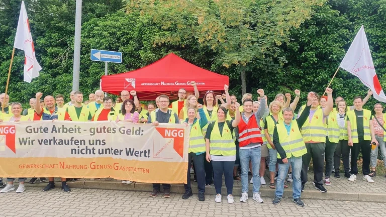 Warnstreik bei Lorenz Snacks in Hankensbüttel Beschäftigte von Lorenz Snacks in Hankensbüttel haben mit einem Warnstreik höhere Löhne gefordert. Die NGG verlangt ein Plus von 5,8 Prozent