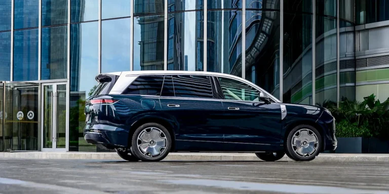 BYD Great Tang erzielt Rekord: 150.000 Bestellungen und Markteintritt in Europa Der BYD Great Tang verzeichnete in China 150.000 Bestellungen. Das elektrische Flaggschiff-SUV mit bis zu 950 km Reichweite startet bald in Europa.