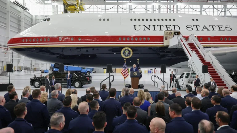 Trump präsentiert neue Air Force One auf der Andrews Air Force Base Donald Trump hat eine neue Regierungsmaschine vom Typ Boeing 747 vorgestellt, die zuvor Katar gehörte. Das Flugzeug erhielt ein neues Design und könnte künftig als Air Force One eingesetzt werden.