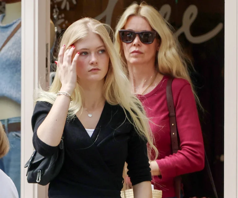 Claudia Schiffer zeigt sich gemeinsam mit Tochter Cosima in der Öffentlichkeit Claudia Schiffer wurde gemeinsam mit ihrer 16-jährigen Tochter Cosima beim Shopping in London gesichtet. Die auffällige Ähnlichkeit der beiden sorgt für Aufmerksamkeit.