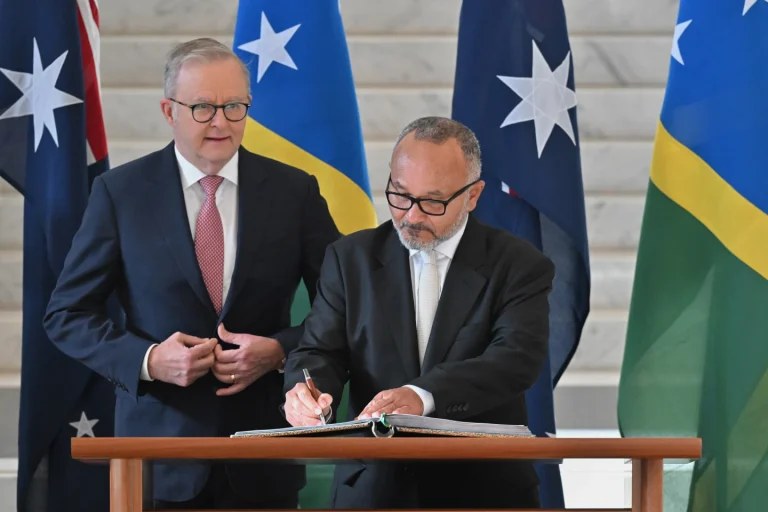 Neuer Premierminister der Salomonen will geheimes Sicherheitsabkommen mit China überprüfen Der neue Premierminister der Salomonen kündigt eine Überprüfung des geheimen Sicherheitsabkommens mit China und einen Neustart der Beziehungen zu Australien an.