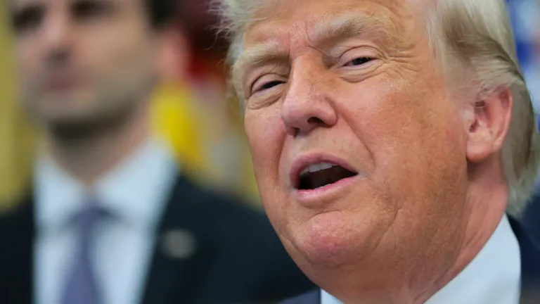 Donald Trump kritisiert NATO-Verbündete wegen mangelnder Unterstützung der USA und stellt eine mögliche Einschränkung amerikanischer Hilfe für Europa in Aussicht.