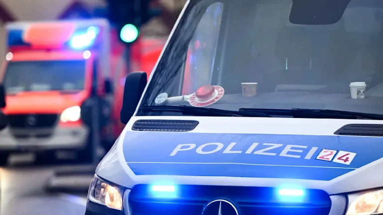 In Essen entdeckte die Polizei ein Ehepaar mit Schussverletzungen in einer Wohnung. Die Ermittler gehen davon aus, dass der Mann seine Frau tötete und sich anschließend erschoss.