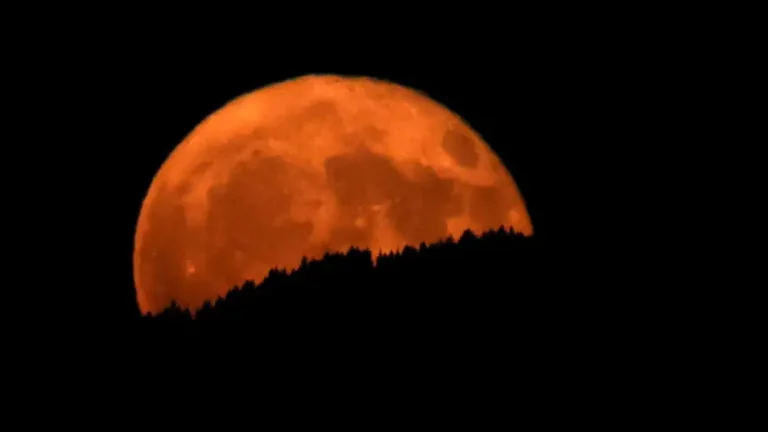 Der Erdbeermond erscheint am 29. und 30. Juni 2026 über Bayern. Wann der Vollmond seinen Höhepunkt erreicht und wo die besten Beobachtungsorte sind.