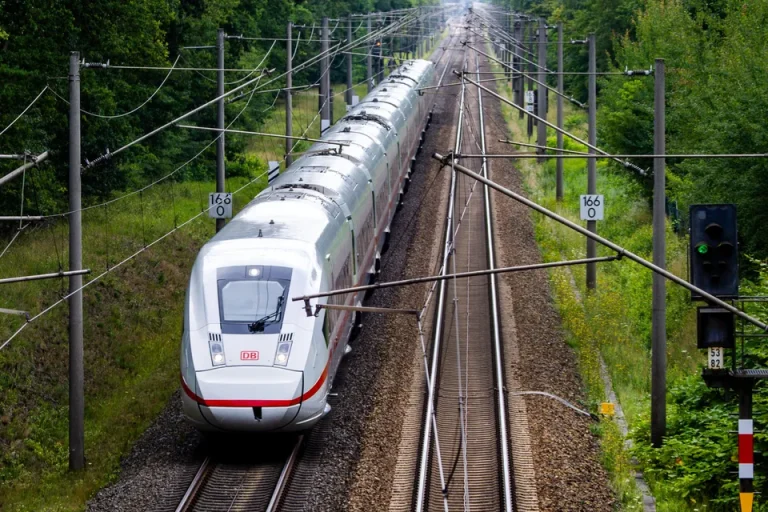 ICE-Züge zwischen Berlin und Hamburg fahren wieder – Reisezeit verlängert sich Die Deutsche Bahn eröffnet die Strecke Berlin–Hamburg nach der Sanierung wieder. ICE-Züge fahren zunächst jedoch langsamer als geplant.
